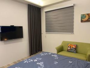 A television and/or entertainment centre at Ramble Travel Homestay