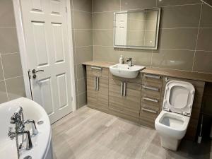 Bilik mandi di 4-Bedroom Cottage in Healing, Grimsby +14 gambar