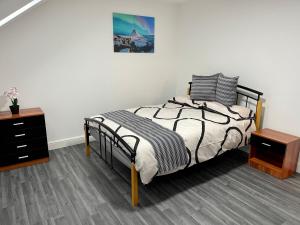 ein Schlafzimmer mit einem Bett, einer Kommode und einem Bett sidx sidx in der Unterkunft 4-Bedroom Cottage in Healing, Grimsby in Grimsby