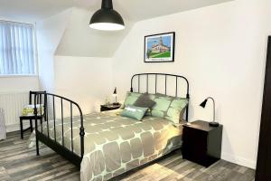 una camera con letto e lampada di Harland View Apartment a Belfast