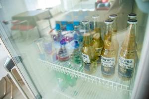 um frigorífico cheio de garrafas de cerveja em Hotel Anmara em San Juan