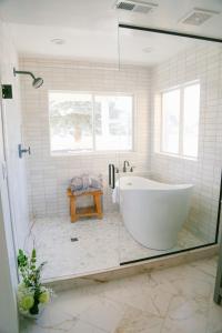 Ένα μπάνιο στο Homestead Resort