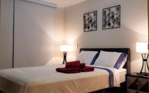 1 dormitorio con 1 cama grande y 2 lámparas en GL Apts, rent Upper Pardo Miraflores - Suite 1 Hab, en Lima
