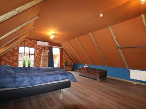 een slaapkamer met een bed in een kamer met oranje plafonds bij Spend the night in an old flour factory in Haulerwijk