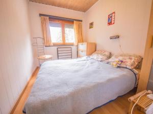 Rúm í herbergi á Chalet in Rendeux with BBQ Terrace