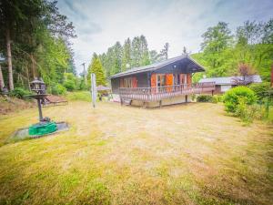 Garður fyrir utan Chalet in Rendeux with BBQ Terrace