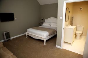 A bed or beds in a room at The Bull Inn Lodges 