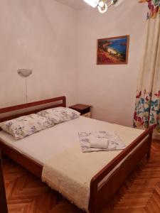 una camera da letto con un letto e un quadro sul muro di Apartments by the sea Sveti Petar, Biograd - 6168 a Sveti Petar