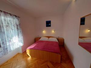 sypialnia z 2 łóżkami i dużym oknem w obiekcie Apartments by the sea Sveti Petar, Biograd - 6167 w mieście Sveti Filip i Jakov