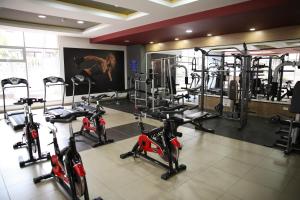 einen Fitnessraum mit Fahrrädern und Laufbändern in einem Zimmer in der Unterkunft Cama KING, piscina en SUITE de LUJO en zona privilegiada y céntrica in Quito