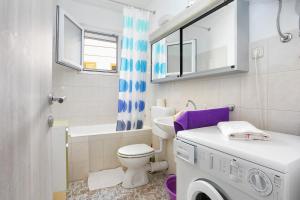 y baño con lavadora y aseo. en Apartments by the sea Businci, Ciovo - 9450, en Trogir