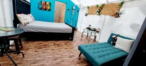 Cette chambre comprend un lit, un canapé et une table. dans l'établissement Garza del Sol Glamping Río Celeste Bromelia, à San Rafael