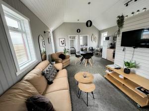 una sala de estar con un sofá y una mesa en Garður Apartments, en Gardur