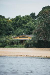 a house on the shore of a beach at Pousada Pouso da Maré in Ilha de Boipeba
