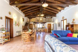 A seating area at Villa Olive tree, immersa nella natura per relax e quiete