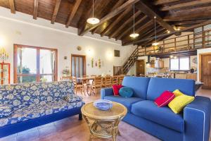 A seating area at Villa Olive tree, immersa nella natura per relax e quiete