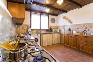 A kitchen or kitchenette at Villa Olive tree, immersa nella natura per relax e quiete