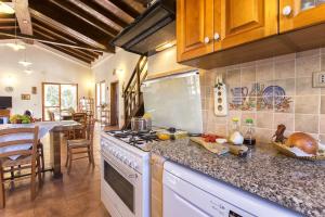 A kitchen or kitchenette at Villa Olive tree, immersa nella natura per relax e quiete