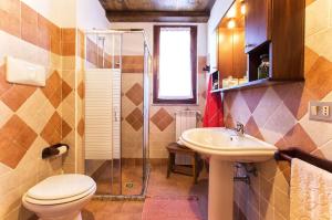 A bathroom at Villa Olive tree, immersa nella natura per relax e quiete