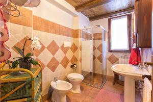 A bathroom at Villa Olive tree, immersa nella natura per relax e quiete