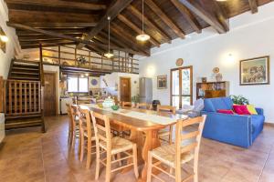 A seating area at Villa Olive tree, immersa nella natura per relax e quiete