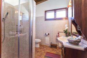 A bathroom at Villa Olive tree, immersa nella natura per relax e quiete