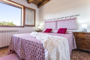 A bed or beds in a room at Villa Olive tree, immersa nella natura per relax e quiete