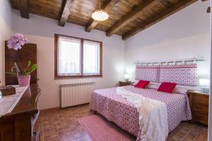 A bed or beds in a room at Villa Olive tree, immersa nella natura per relax e quiete