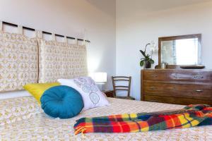 A bed or beds in a room at Villa Olive tree, immersa nella natura per relax e quiete