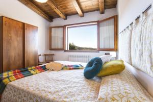 A bed or beds in a room at Villa Olive tree, immersa nella natura per relax e quiete