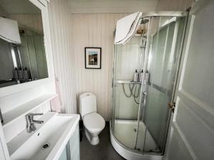 Un baño de Garður Apartments