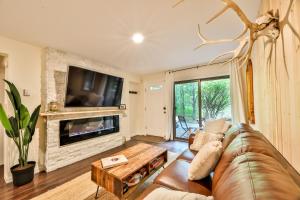 un salon avec un canapé et une cheminée dans l'établissement Cabin on Hunter Mtn Seasonal Pool Access w Panoramic Views Hike Swim Fish Relax, à Lanesville 65 autres photos
