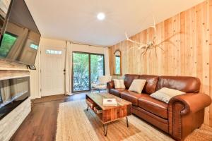 un salon avec un canapé en cuir et une table dans l'établissement Cabin on Hunter Mtn Seasonal Pool Access w Panoramic Views Hike Swim Fish Relax, à Lanesville