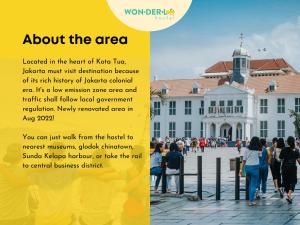 um grupo de pessoas andando em frente a um edifício branco em Wonderloft Hostel Kota Tua em Jacarta