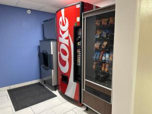 ein Coca-Cola-Kühlschrank im Zimmer in der Unterkunft Baymont by Wyndham Omaha SW in Omaha