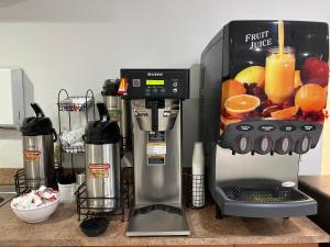 a kitchen counter with a fruit juicer and a blender at Baymont by Wyndham Omaha SW in Omaha