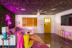 een woonkamer met een paars plafond bij Love Oasis by Scottsdale Beach Club - NEW in Scottsdale