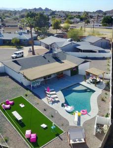 een uitzicht over een zwembad met stoelen en een huis bij Love Oasis by Scottsdale Beach Club - NEW in Scottsdale