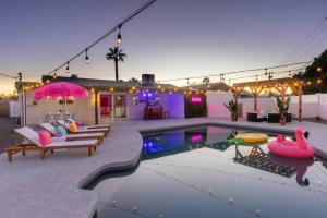 een achtertuin met een zwembad en een huis bij Love Oasis by Scottsdale Beach Club - NEW in Scottsdale