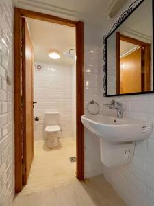 uma casa de banho com um lavatório e um WC em Hotel Apartments Lexpert em Merzouga