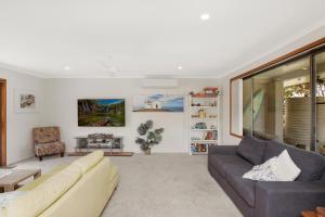 sala de estar con sofá y mesa en Francis 31, en Port Macquarie