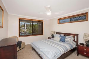 1 dormitorio con cama, escritorio y ventana en Francis 31, en Port Macquarie