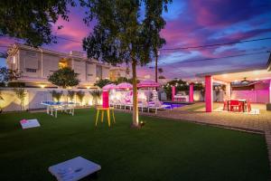 a backyard with a table and chairs and a building at Scottsdoll Dreamhouse Walk to Old Town NEW in Scottsdale +40 photos
