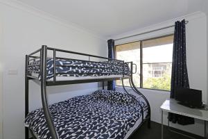 une chambre avec un lit superposé et une fenêtre dans l'établissement Berdella Park 34, à Port Macquarie 4 autres photos