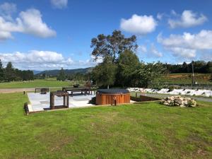 a picnic area with a picnic table and a grill at Fairway Cottages in Rotorua