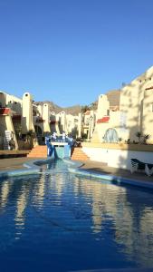 vistas a una piscina de agua con edificios en MNG-APART Studio D-14 Mareverde Costa Adeje en Adeje