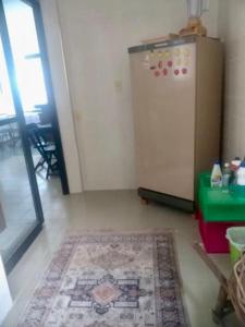 uma cozinha com um frigorífico e um tapete no chão em Frente ao Mar Del Plata em São Vicente