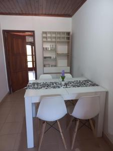 a white table and chairs in a room at Departamento Céntrico in Posadas