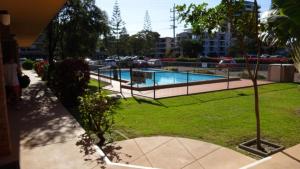 vistas a una piscina en un parque en Forster Lodge 10, en Forster