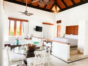 salon ze stołem jadalnym i łóżkiem w obiekcie Ileverde 01 - BBQ grill Bungalow w Punta Cana